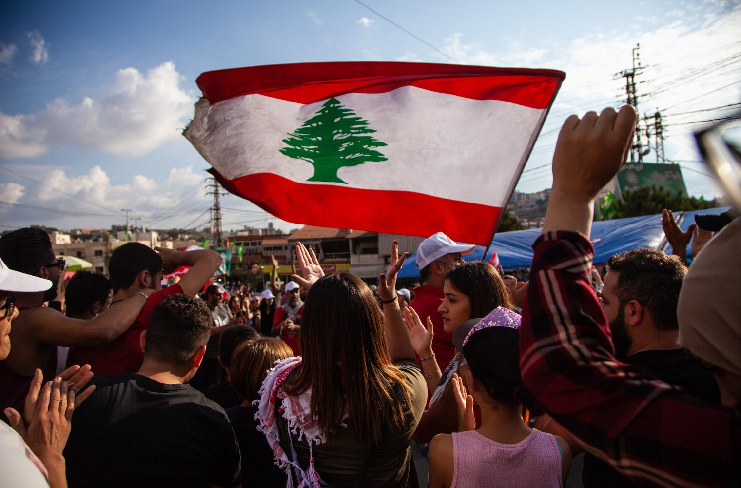 黎巴嫩抗议者聚集在中央银行，金融封锁仍在继续