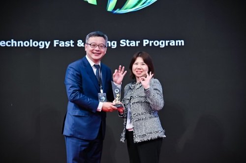 德勤中国审计与鉴证合伙人陈慧敏（Natalie Chan）将香港新星奖授予OKLink首席执行官Jeffrey Ren（2019年11月）